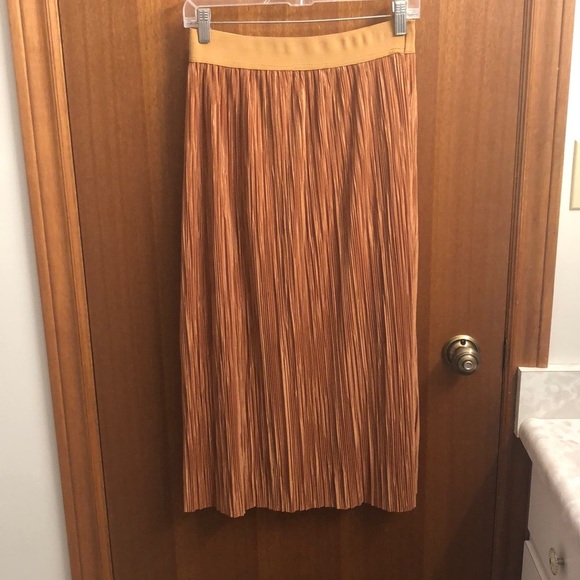 Gold Metallic Pleated Midi Skirt - Picture 1 of 3